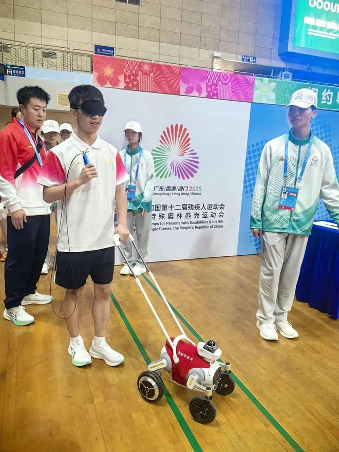 展会现场用户体验小蒜智能导盲犬