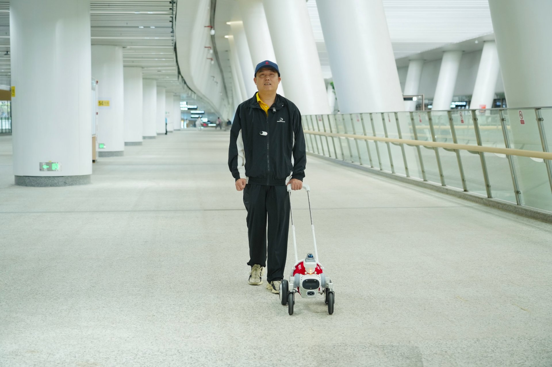 交通枢纽长廊通行
